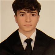 Estudiante de derecho con conocimientos sobre matemáticas e inglés.